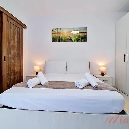 Modern Penthouse With Rooftop Views Mellieha